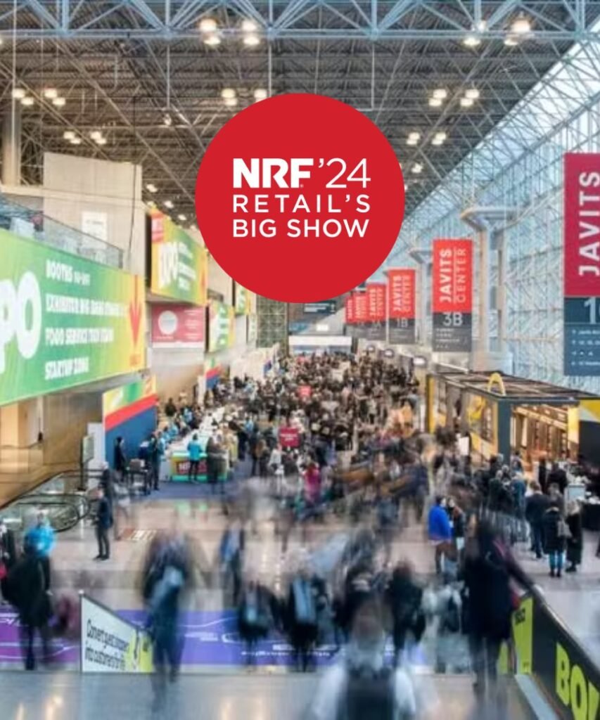 Pessoas visitando a NRF’24 Retail’s Big Show, conhecendo as tendências e novidades do mundo do varejo.