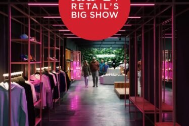 pessoas passeando no shopping, loja moda adulta, inovadora, com luzes roxas. Logotipo NRF’24 Retail’s Big Show - o maior evento do varejo do mundo.