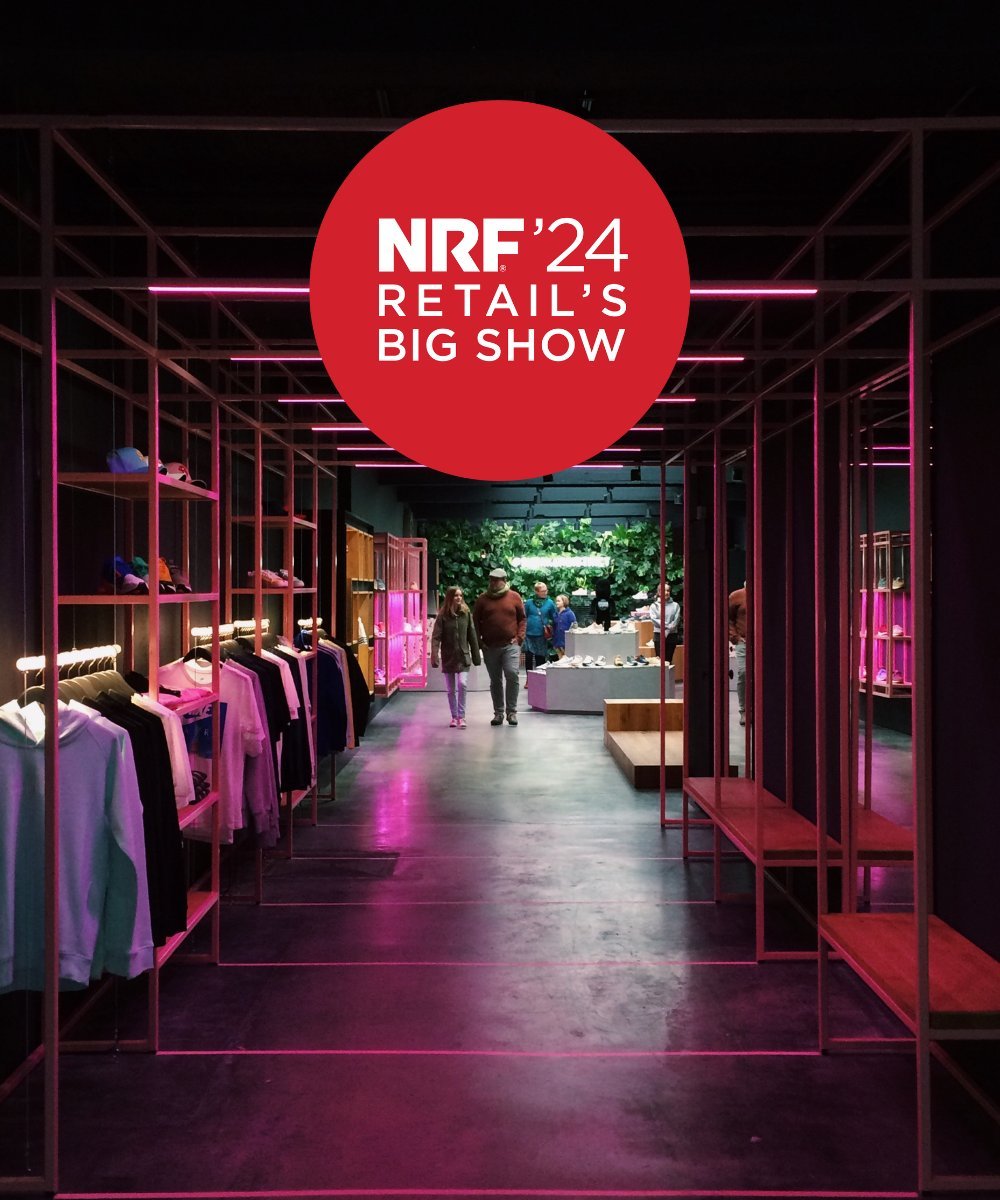 pessoas passeando no shopping, loja moda adulta, inovadora, com luzes roxas. Logotipo NRF’24 Retail’s Big Show - o maior evento do varejo do mundo.