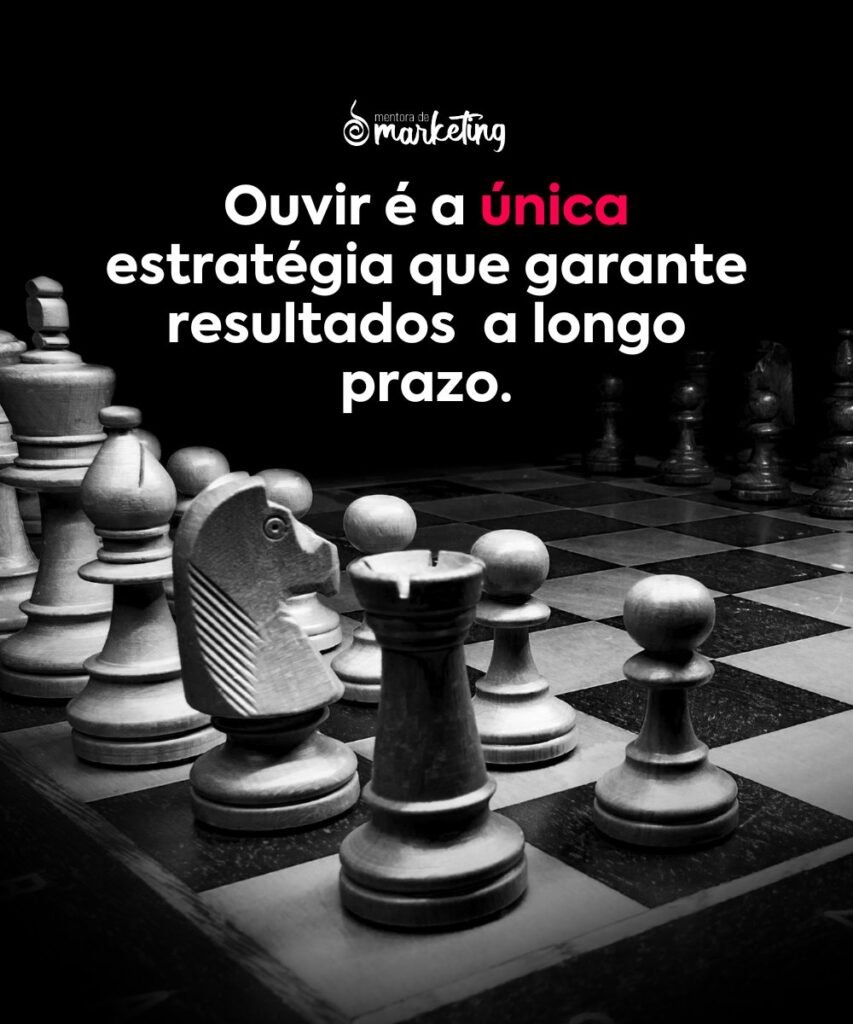  tabuleiro de xadrez, visto do canto. Texto na imagem: “Ouvir é a única estratégia que garante resultados a longo prazo. 