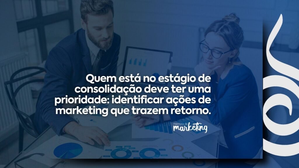 empreendedor analisando relatórios de marketing, atento olhando para o computador portátil. Quem está no estágio de consolidação de marketing deve ter uma prioridade: identificar ações que dão retorno. mentora de marketing