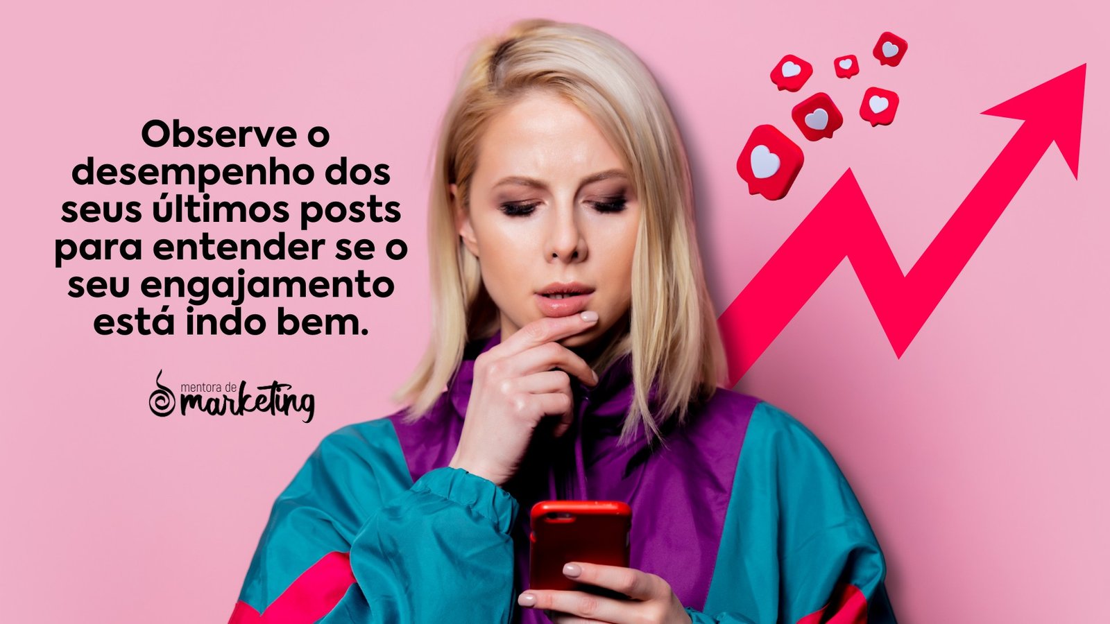 fotografia de uma mulher olhando a tela do celular e analisando o desempenho das suas redes sociais. Texto na imagem: Observe o desempenho dos seus últimos posts para entender se o seu engajamento está indo bem. Depois, confira se você já está colocando nossas dicas em prática.