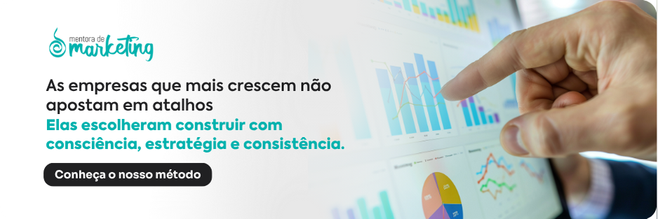 Logotipo da Mentora de Marketing. No fundo da imagem, uma mão apontando para um painel com diversos gráficos de desempenho empresarial. Texto na imagem: “As empresas que mais crescem não apostam em atalhos. Elas escolheram construir com consciência, estratégia e consistência. Conheça o nosso método”